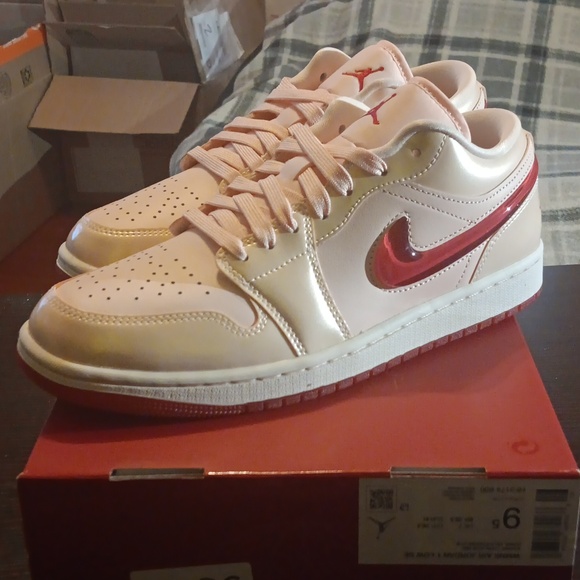 Air Jordan 1 Low SE Patent Valentines Day Womens 9.5 Mens 8 NWBox - Picture 2 of 9